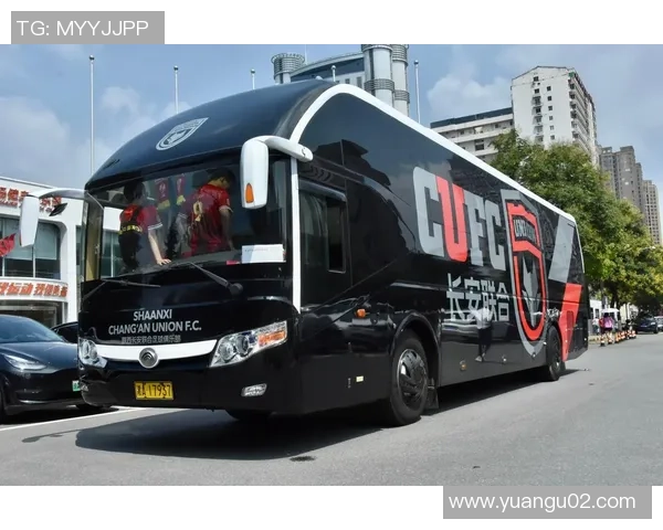 足球明星乘坐大巴的精彩瞬间视频曝光引发球迷热议