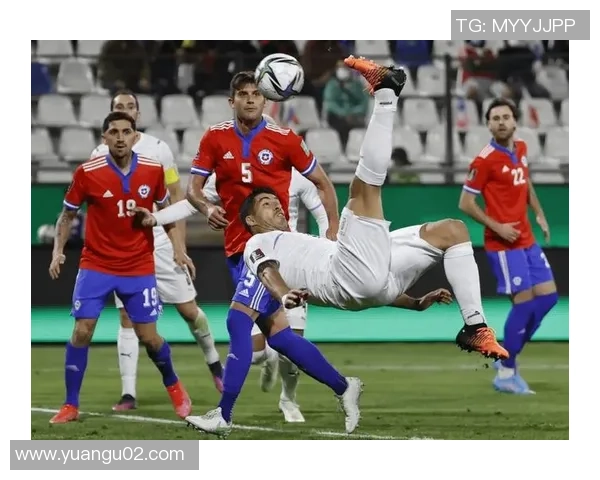 足球明星惊艳倒勾射门瞬间引发全场欢呼震撼球迷心灵